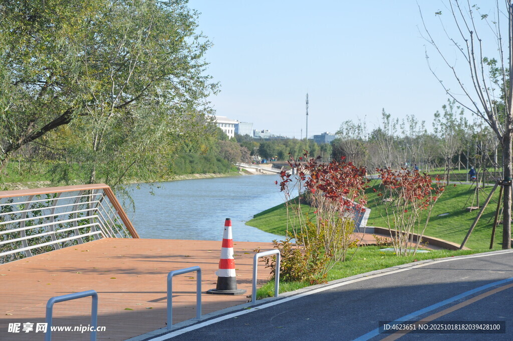 坝河河畔步道风景