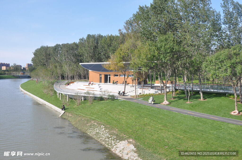 北京坝河河畔小屋的自然景致