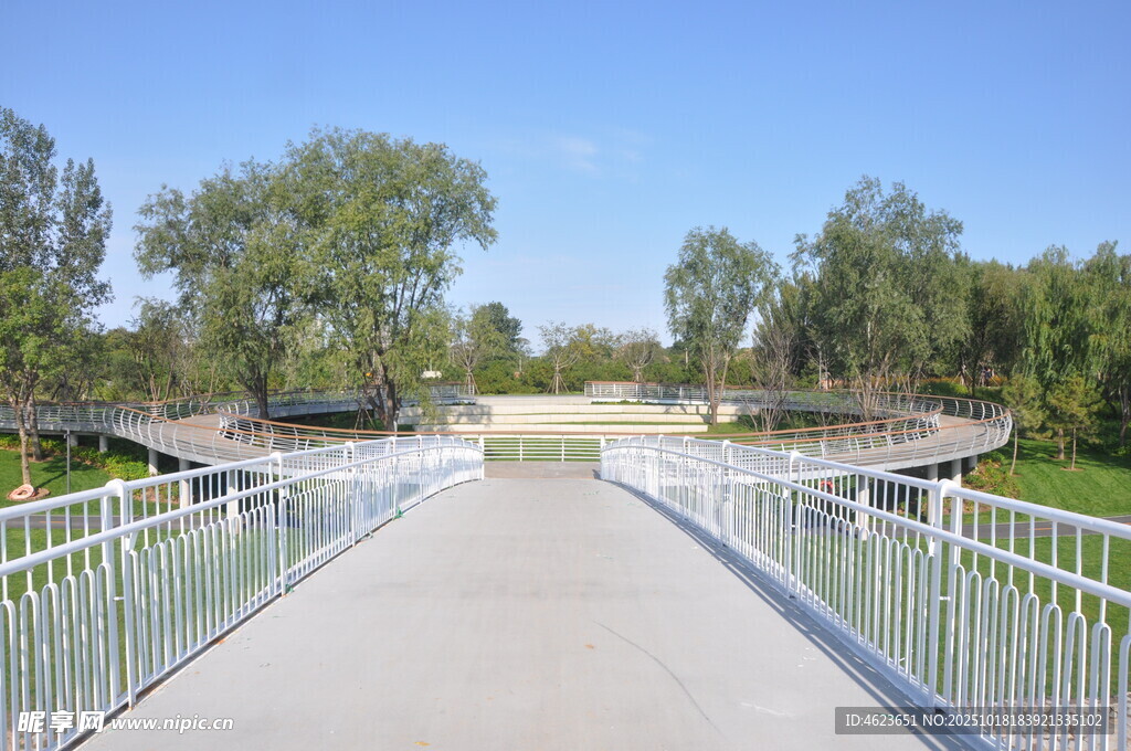 北京坝河户外白色步道与周边景致