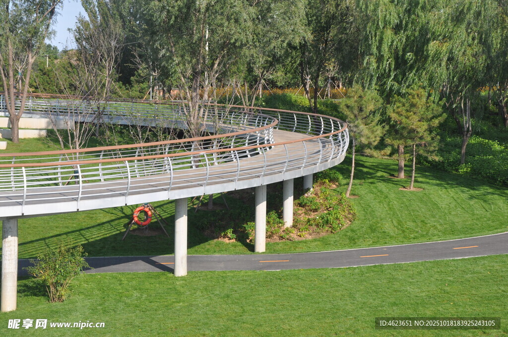 北京坝河户外环形景观步行桥