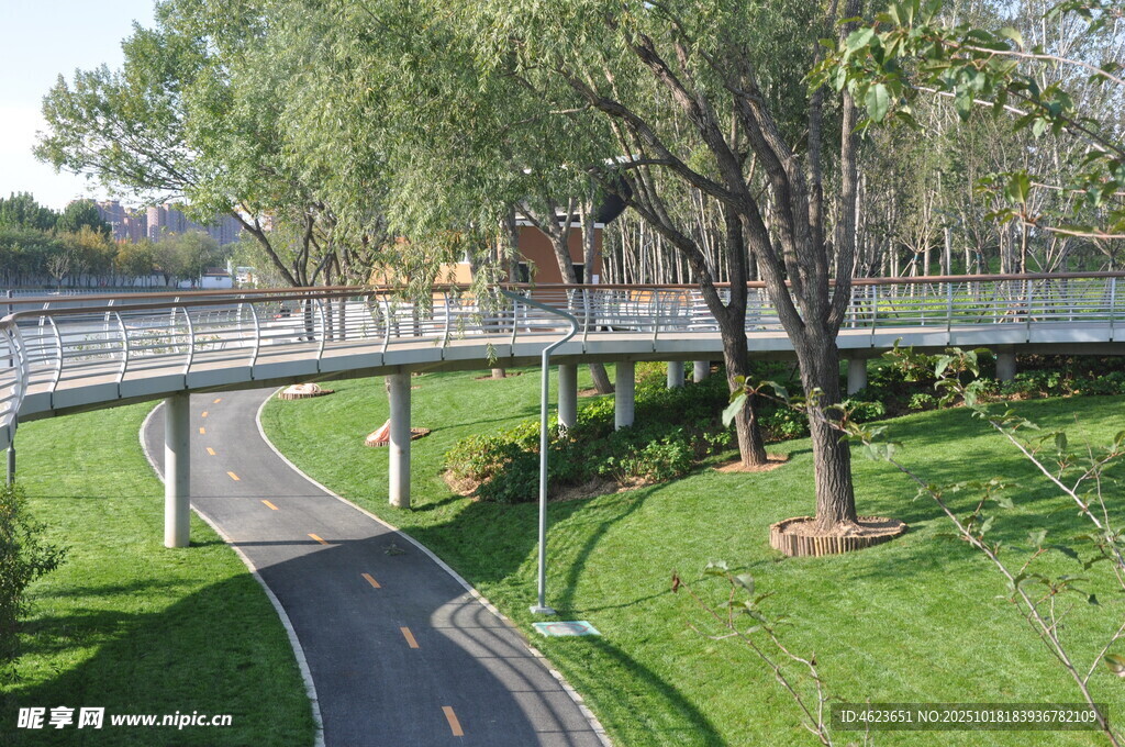 北京坝城市公园中的优美步道景观