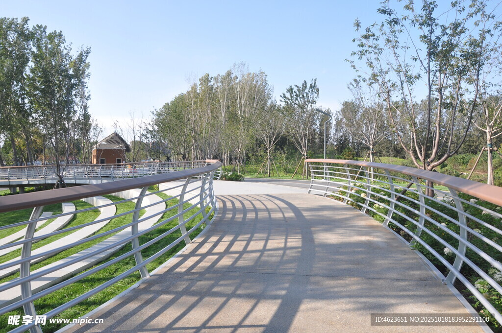 北京坝河公园木质栈道与金属护栏