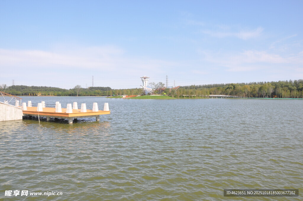 湖畔码头宁静水域风光