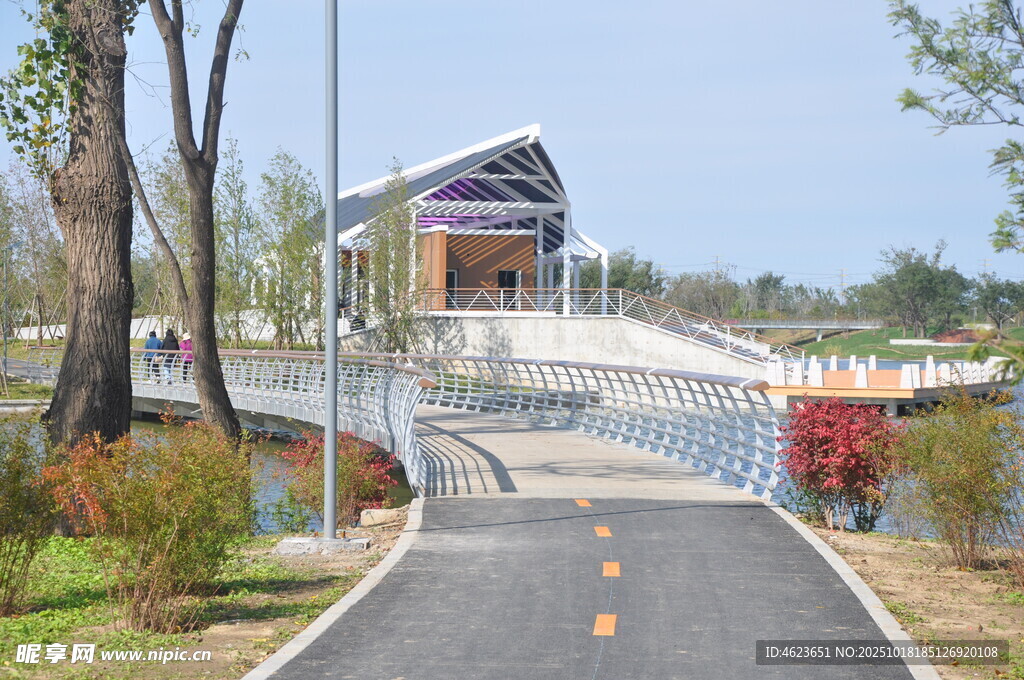 北京朝阳坝河景观桥与步道