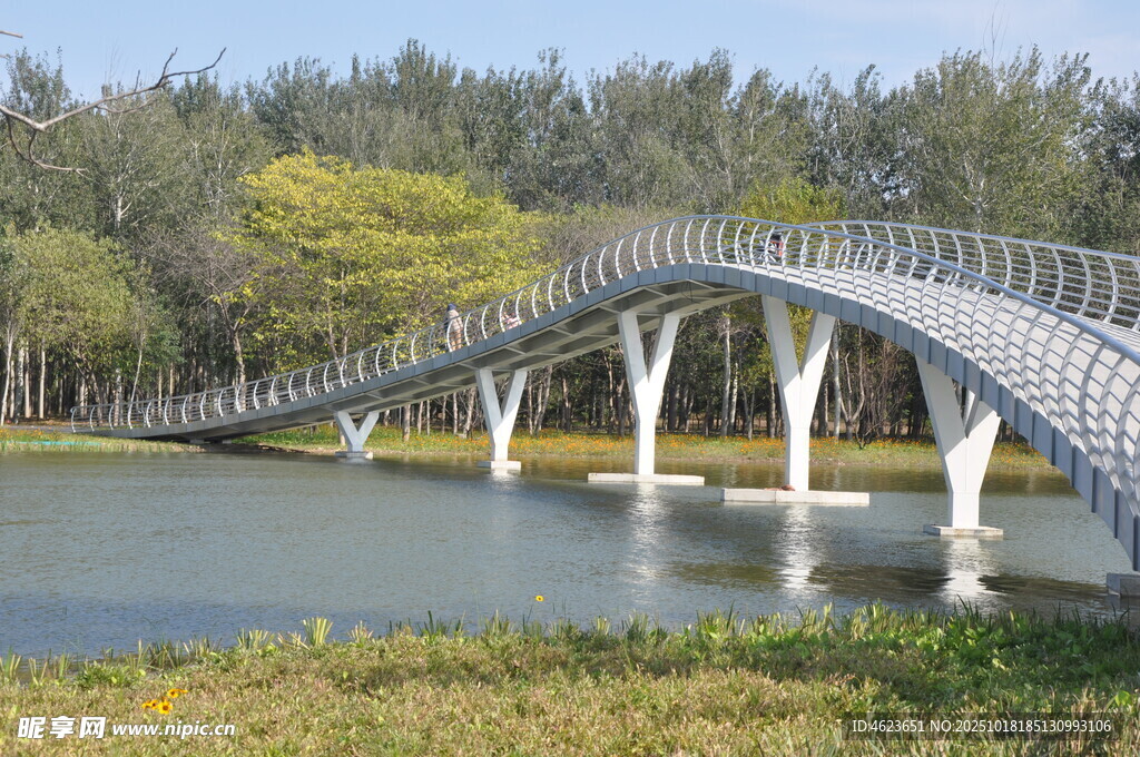 湖畔弧形拱桥美景