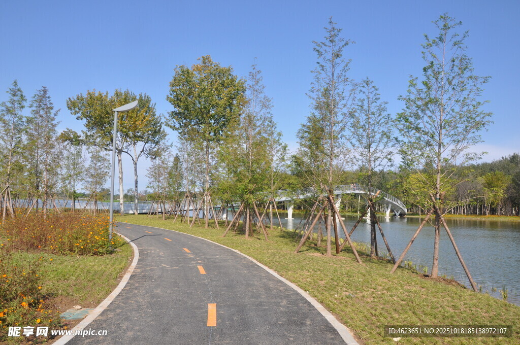 北京朝阳坝河景观湖畔骑行道