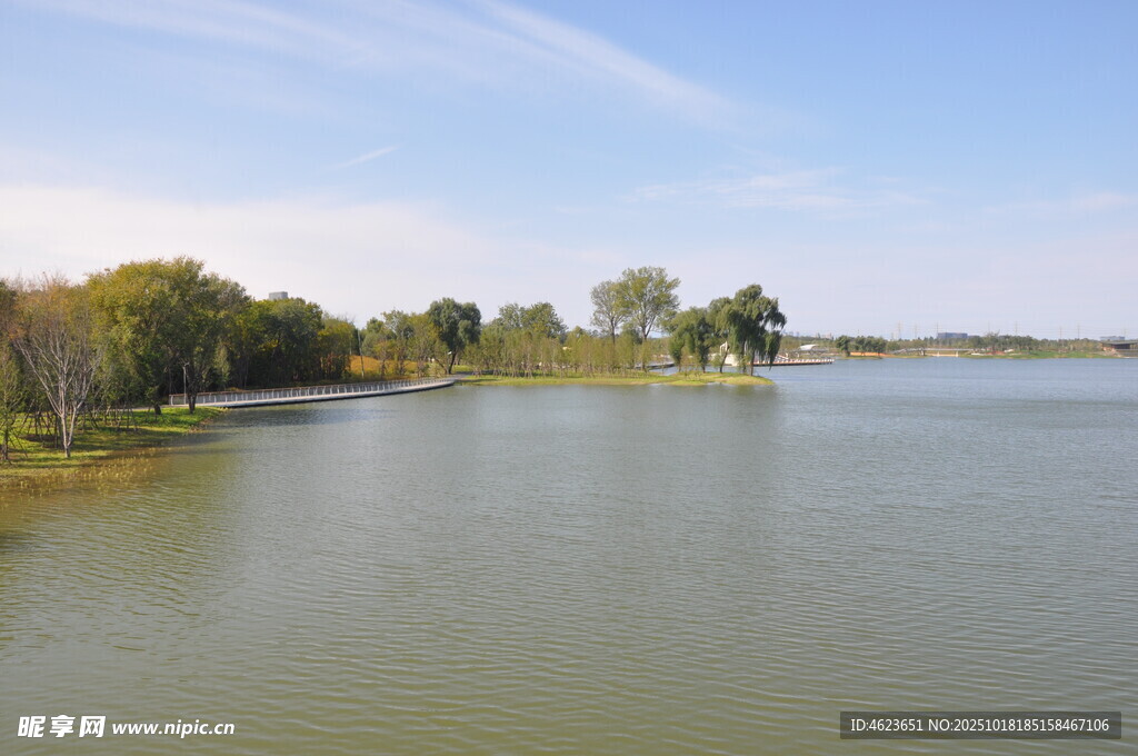 北京朝阳坝河景观湖畔风光