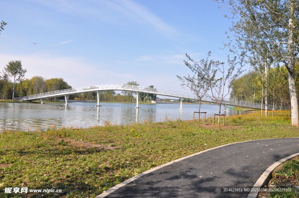 北京朝阳坝河景观湖畔小路美景