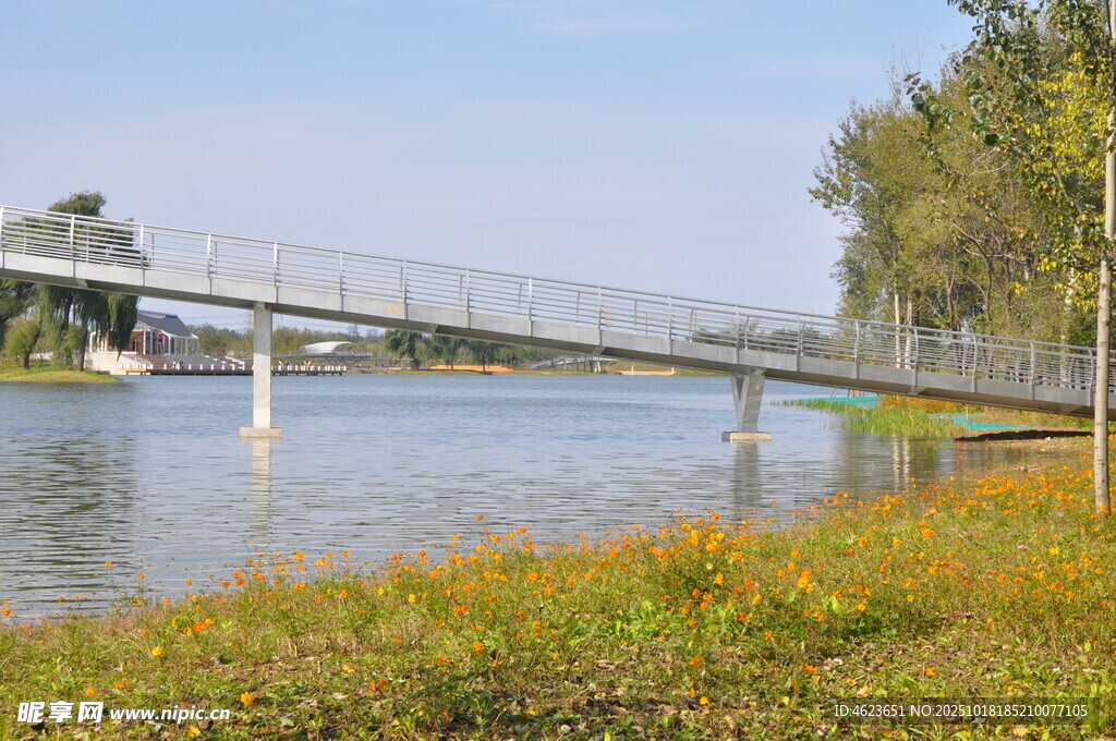 湖畔栈桥风景