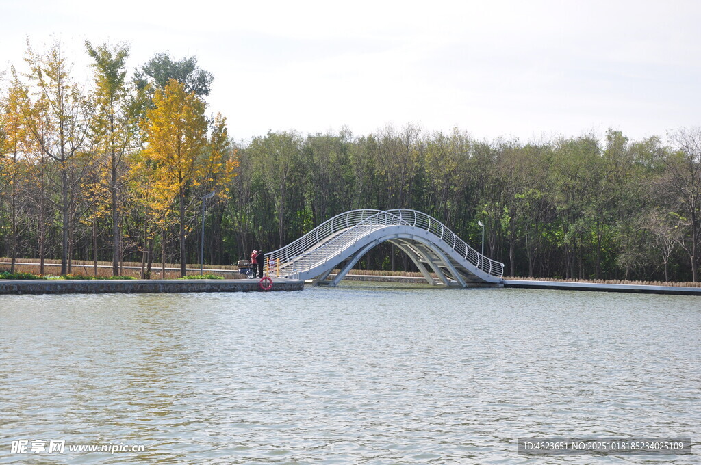 湖畔拱桥秋景