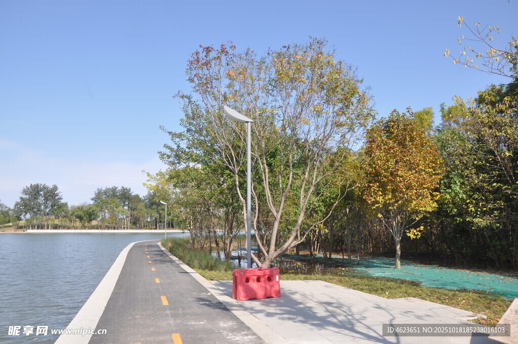 湖边休闲步道景色宜人