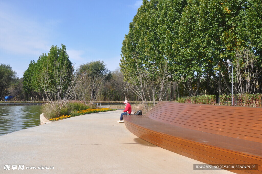 北京朝阳坝河公园湖畔漫步场景