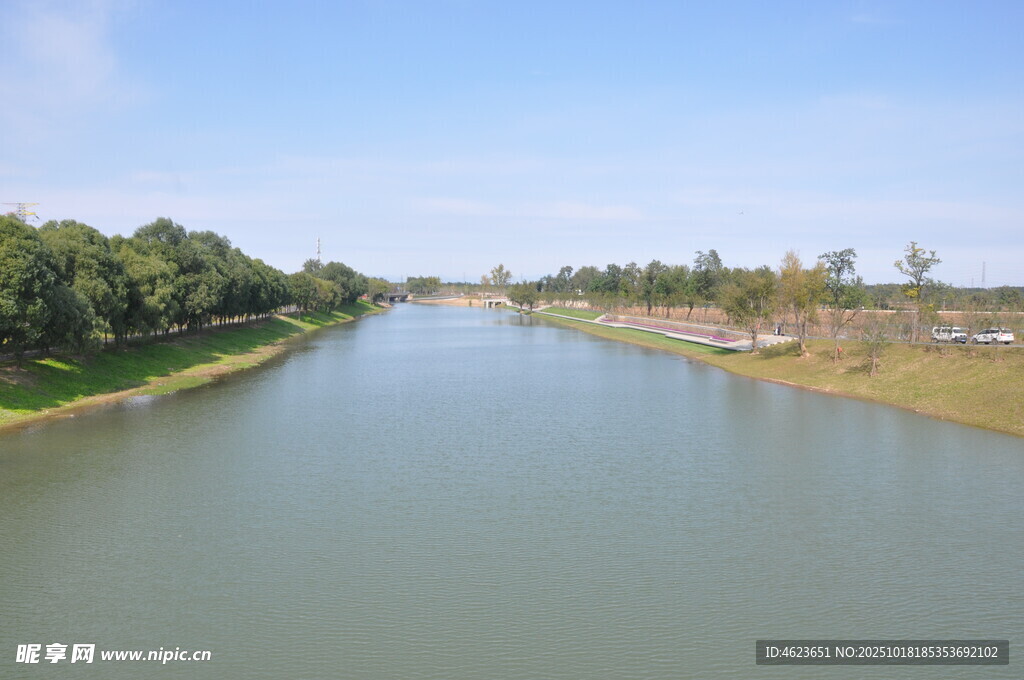 宽阔河流两岸绿树成荫