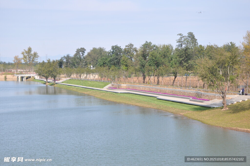 河畔绿树环绕的美丽风光