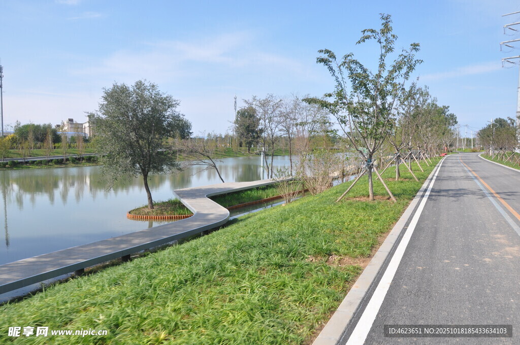 北京朝阳坝河景观湖畔美景
