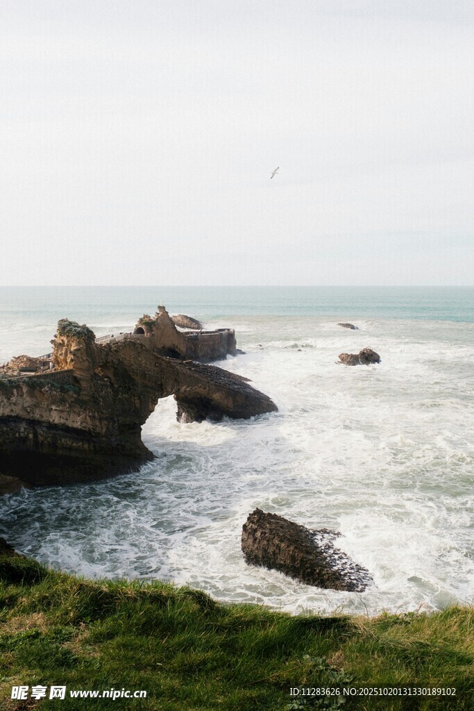 海边礁石与翻涌海浪景色