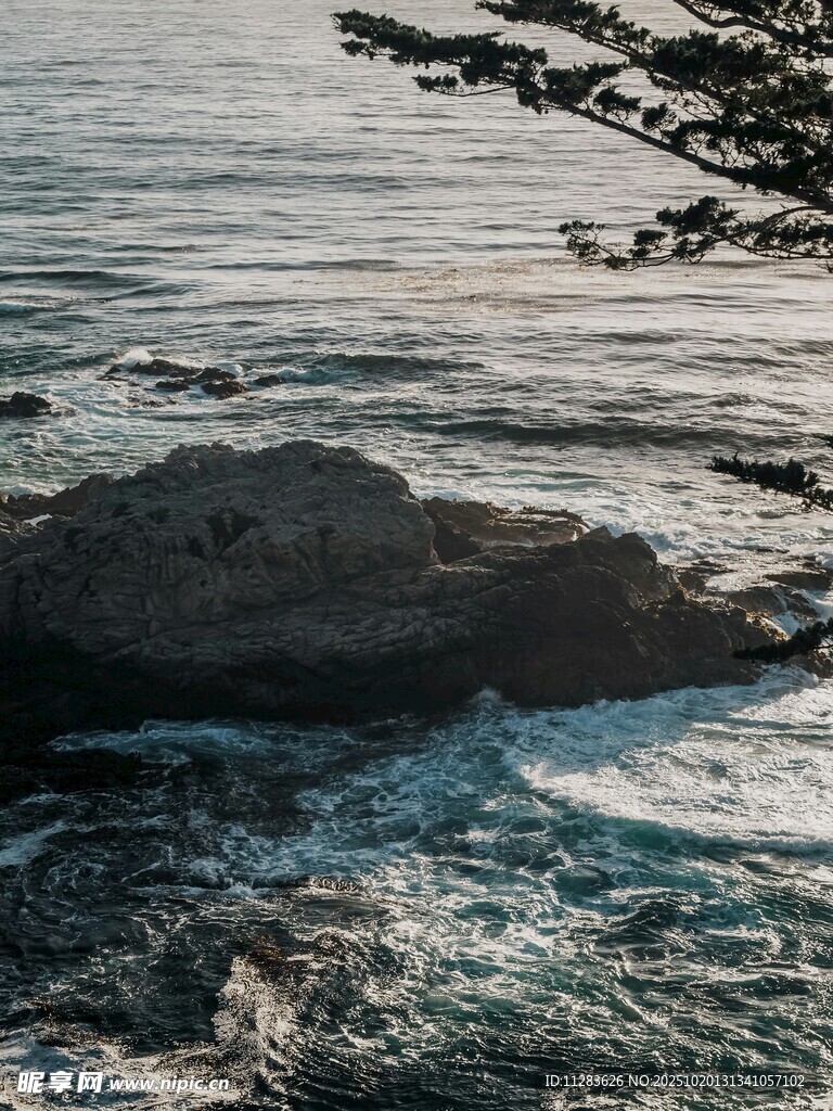 海边礁石与翻涌海浪