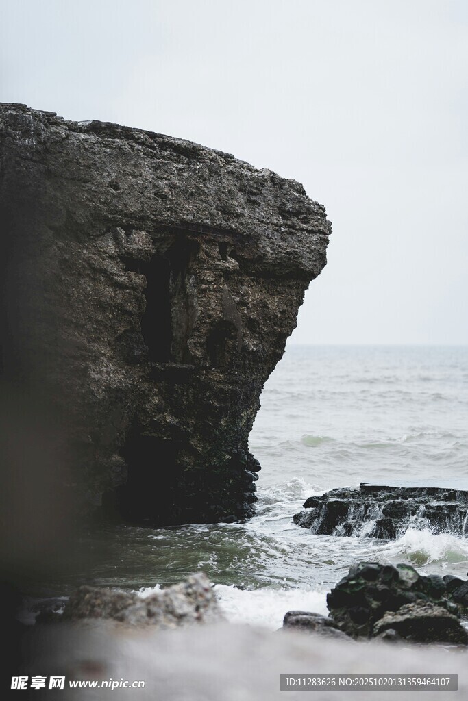 海边嶙峋礁石与翻涌海浪