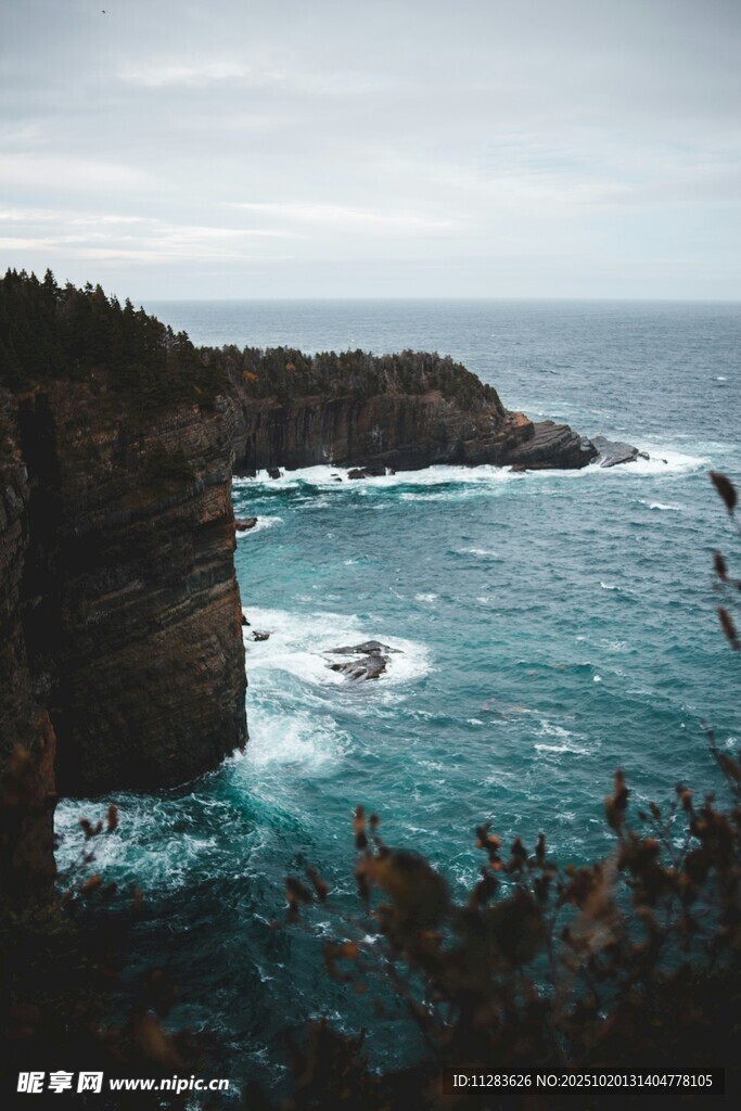 海岸悬崖边的壮阔海景
