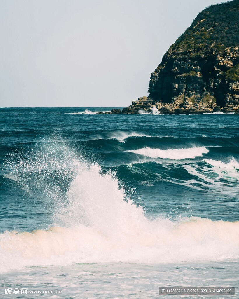 海浪拍岸的壮阔海景