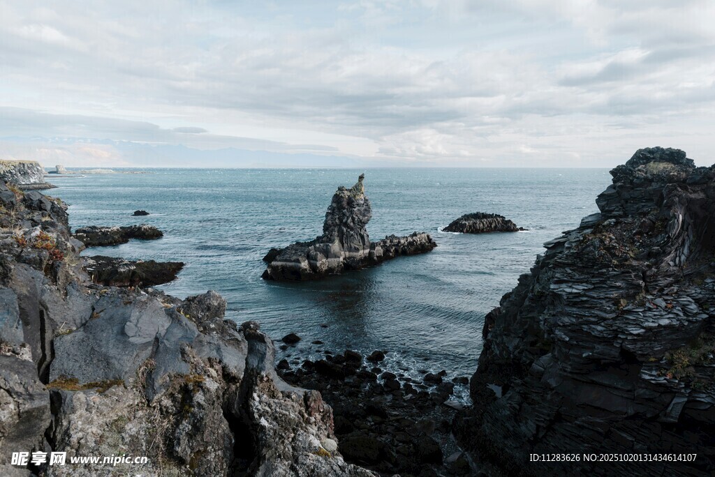 海边嶙峋礁石的壮阔景致