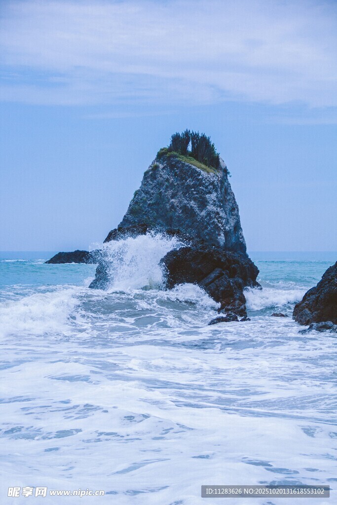 海浪拍击海中礁石