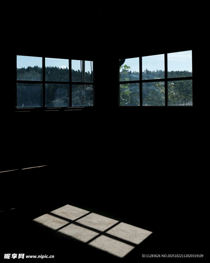 室内窗影与户外景色