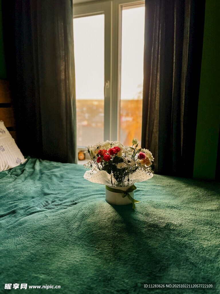 窗前绿桌花瓶中的花卉