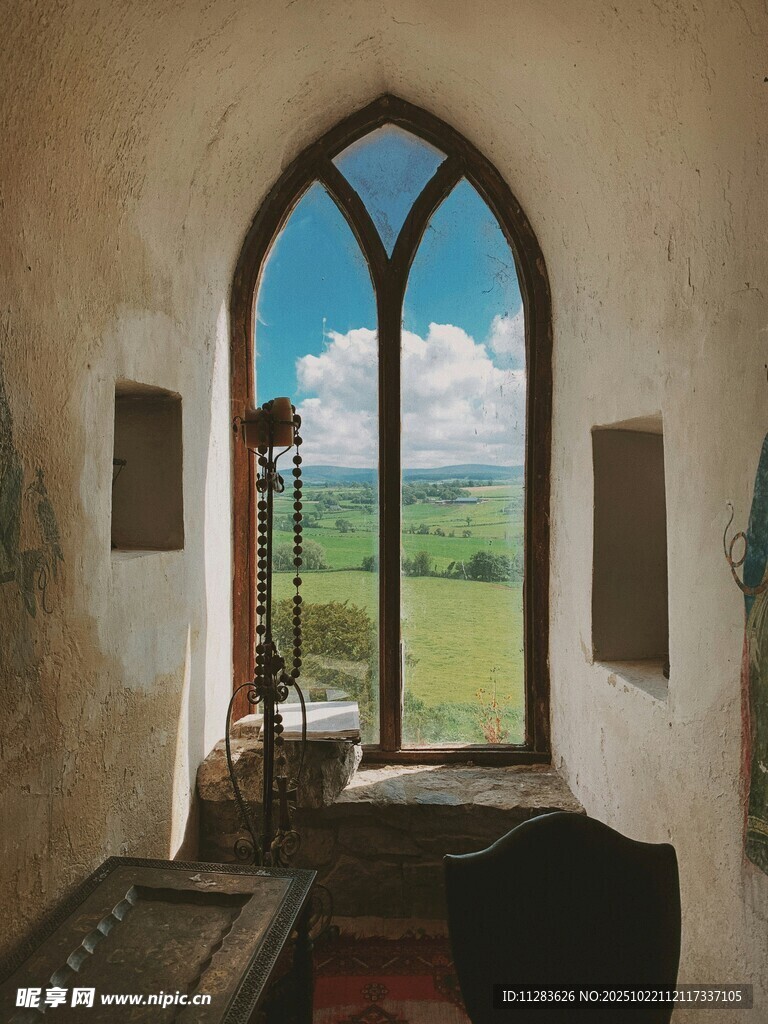 古窗远眺田园美景
