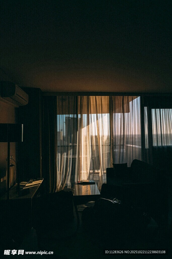 黄昏下的室内温馨场景