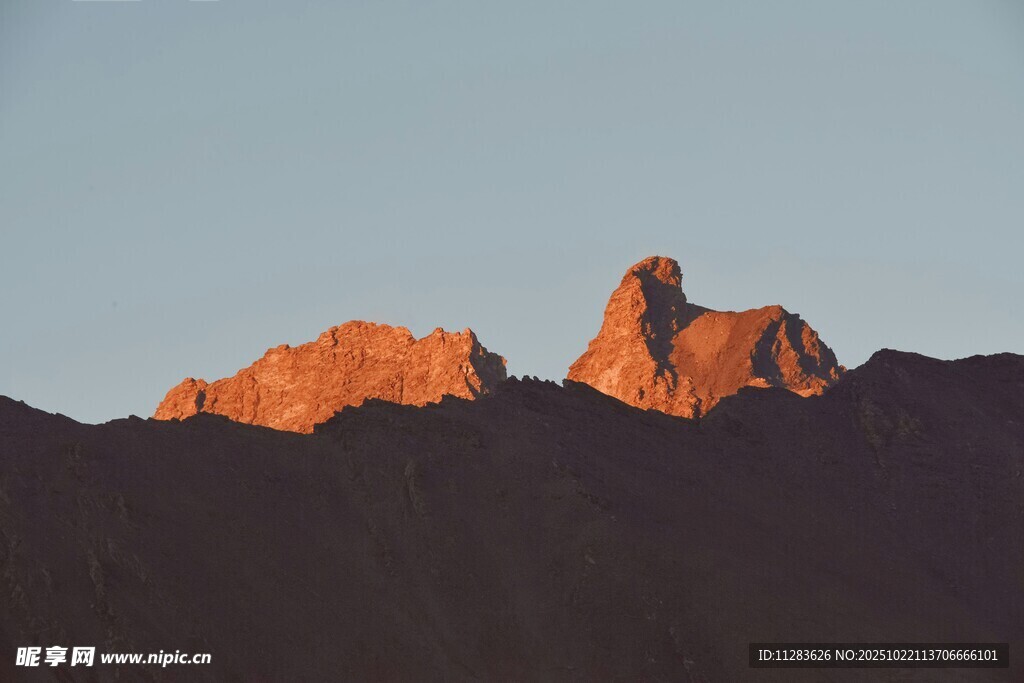 夕阳下的壮丽山峰