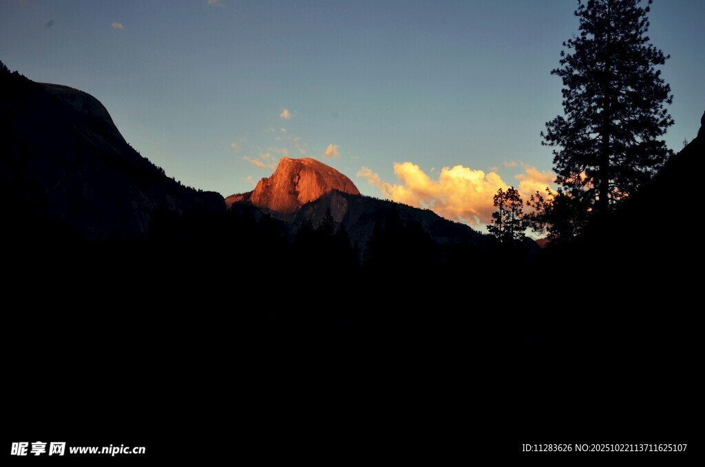 夕阳下的山峦与树木