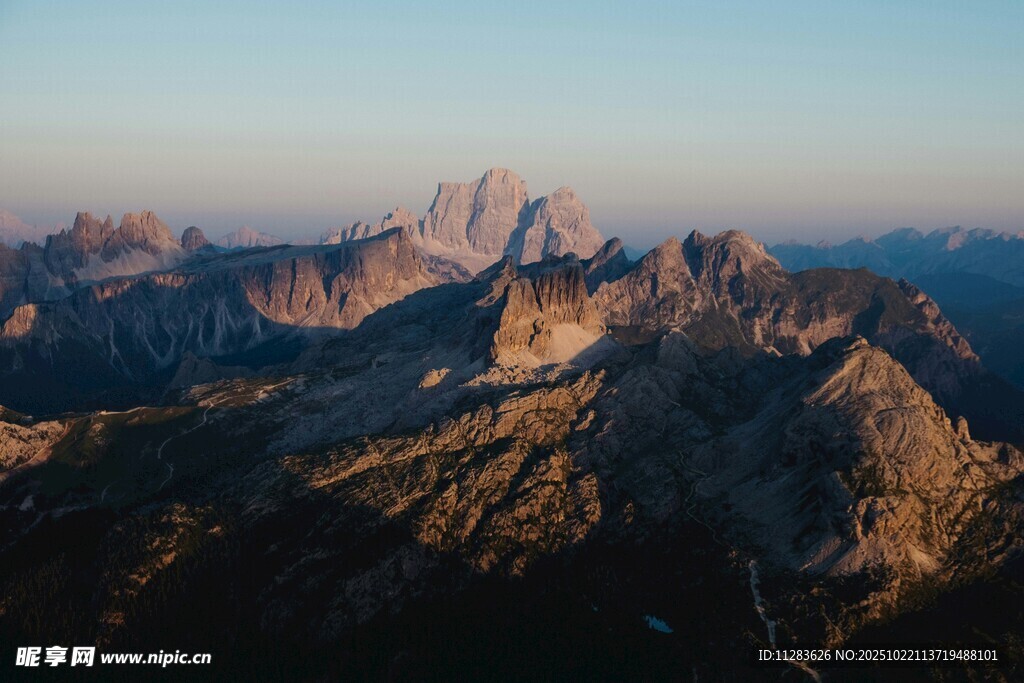 夕阳下的巍峨群山