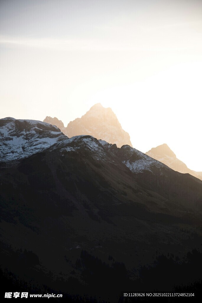 雪山晨曦壮丽美景