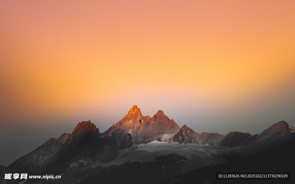 日出下的壮丽山峰
