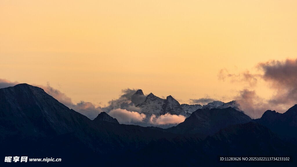 黄昏下的壮丽山峦景色