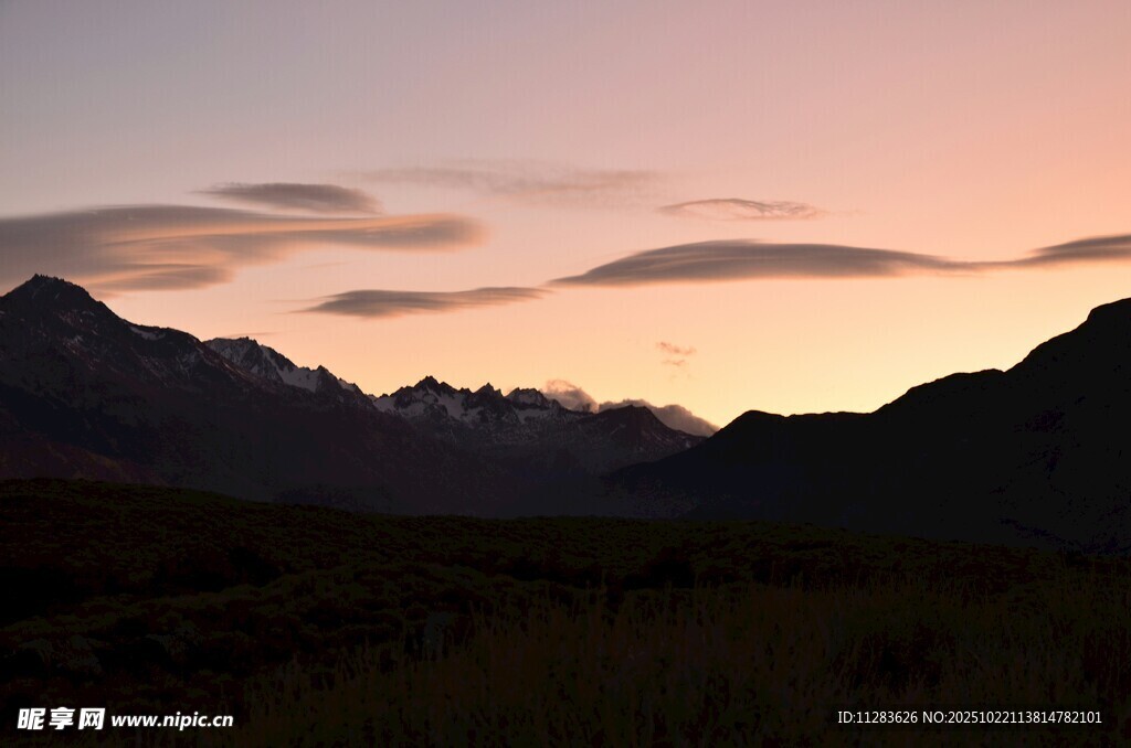 黄昏下的山峦美景