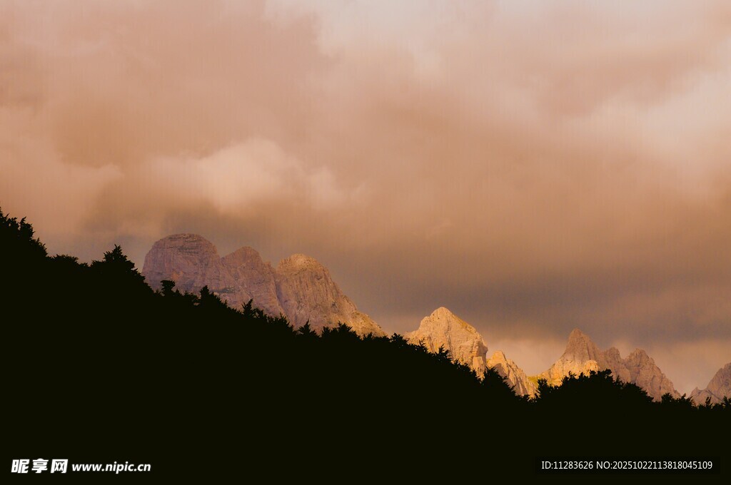 夕阳下的山峦剪影
