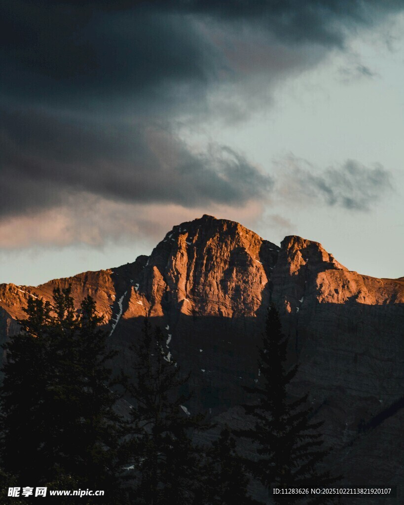 夕阳下的壮丽山峰