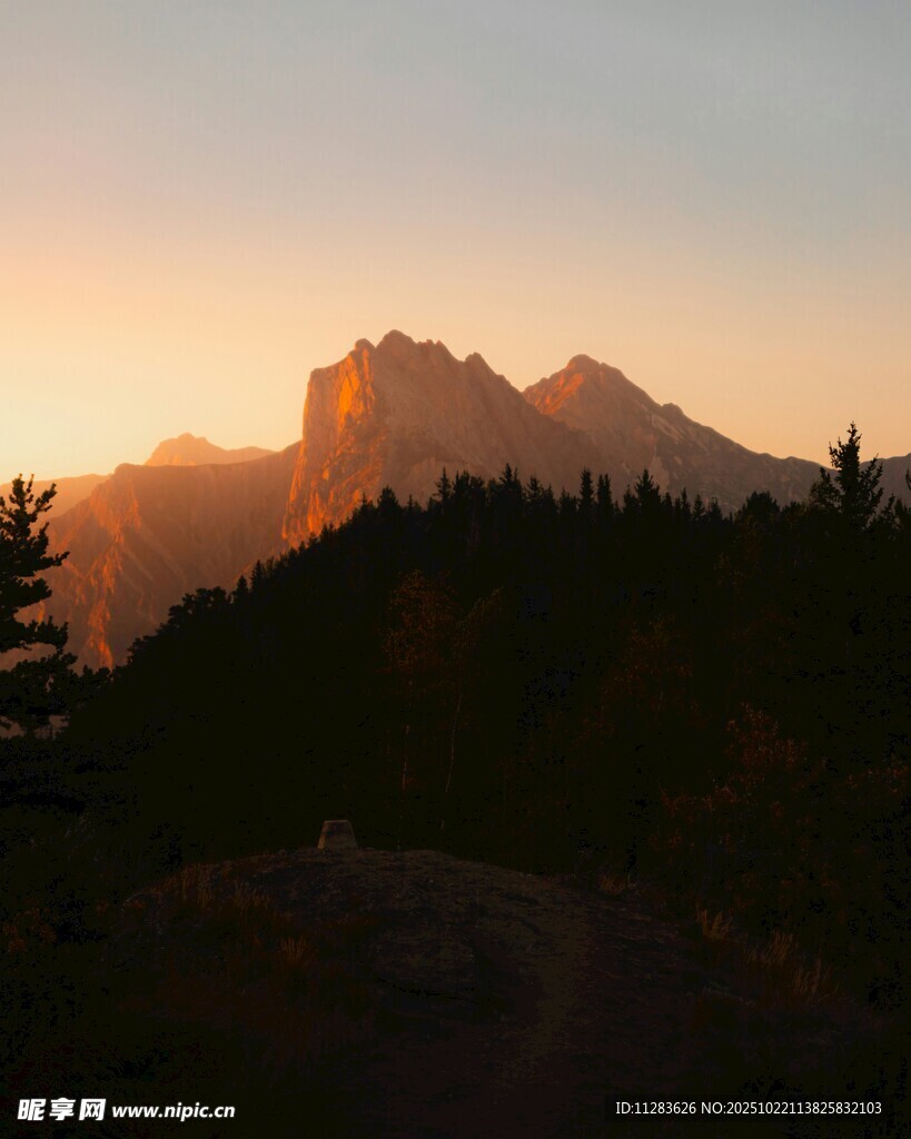 日出时分的山峦美景