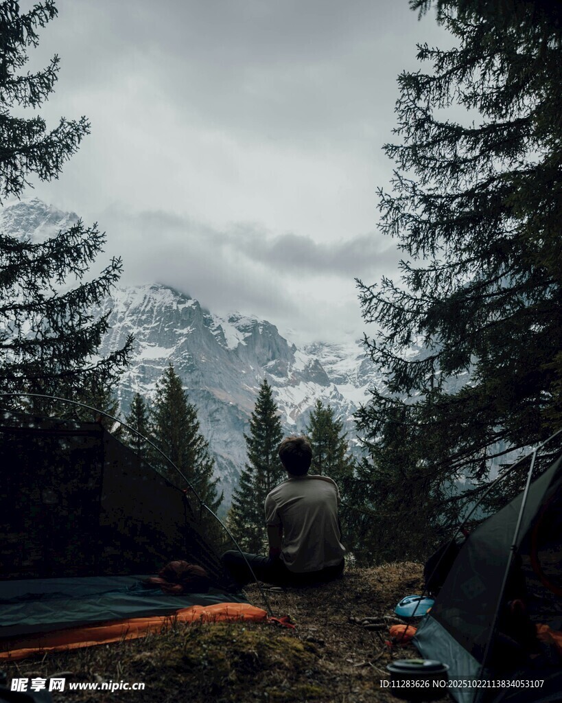 一人静赏山林间美景