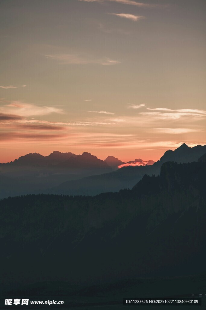 日落时分的壮丽山峦景色