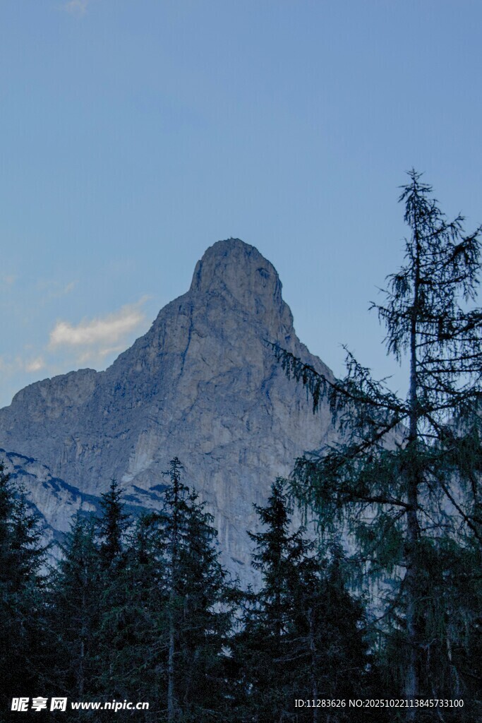 山林间的巍峨山峰
