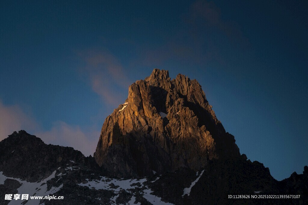 夕阳下的巍峨山峰