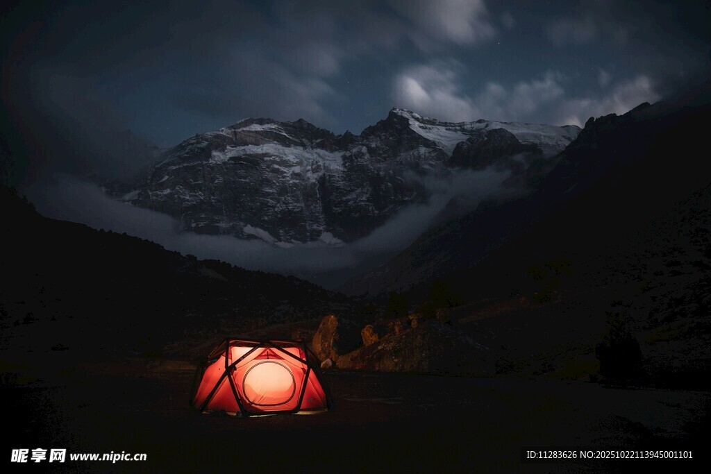山间夜中亮灯的红色帐篷