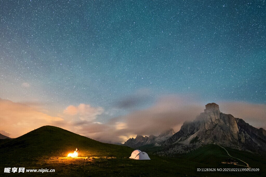山间露营夜