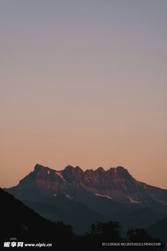 黄昏下的壮丽山峦