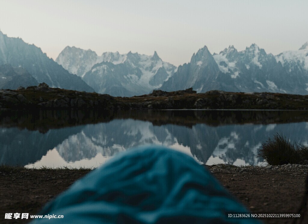 湖畔露营视角的壮丽山景