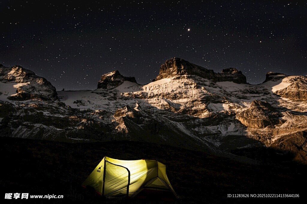 雪山下的夜中露营帐篷