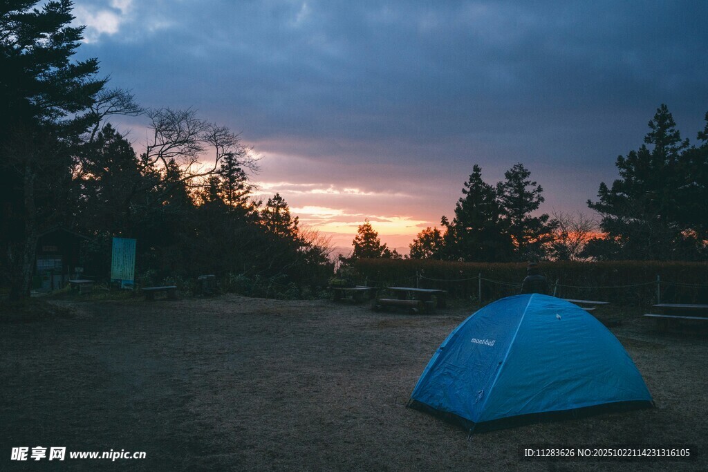 黄昏下的户外蓝色露营帐篷